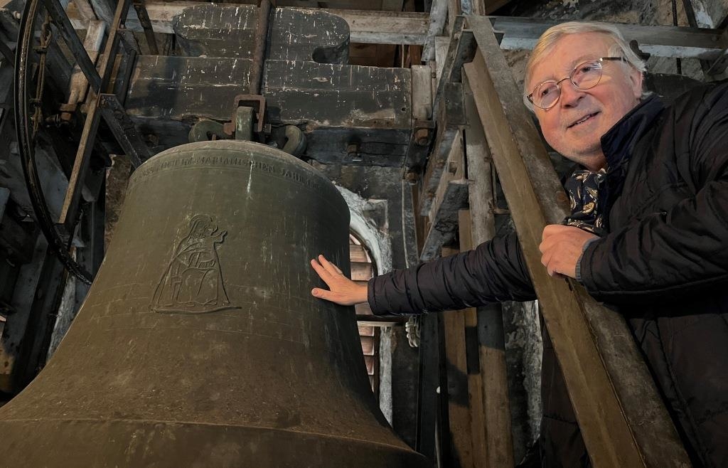 Letzter Glockenschlag der Kirche St. Theresia